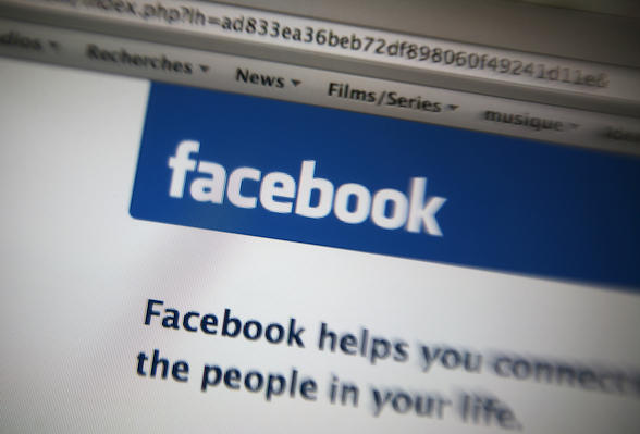 Facebook encounters privacy bug and disables chat